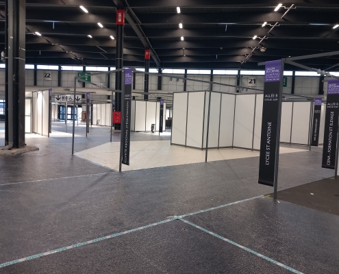 pack stand, salon pro, stand packagé, enseigne stand, pose de moquette, structure modulaire, remplissage mélaminé, montage de stand