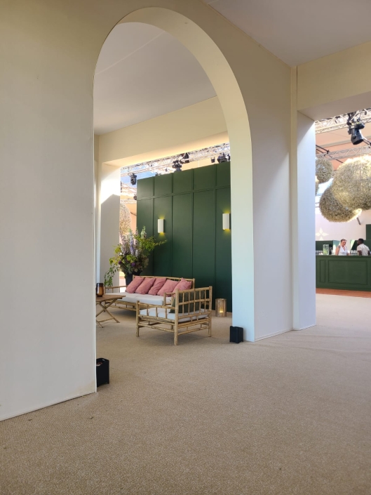 habillages et décors sous chapiteau, Cloisons bois gainées, arches cintrées, espace dancing et lieu réceptif, Semaf Aménagement