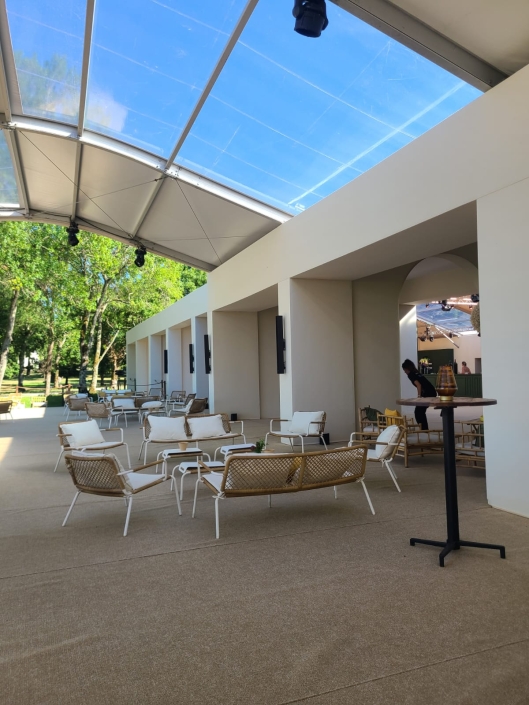 habillages et décors sous chapiteau, Cloisons bois gainées, arches cintrées, espace dancing et lieu réceptif, Semaf Aménagement