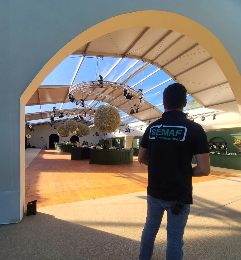 Aménagement d'espace de réception sous chapiteau, décor et mise en scène, tente de réception, bordeaux