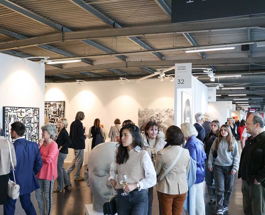 scénographie exposition, exposition art, aménagement hall, décor exposition, installation générale, cloison bois gainée